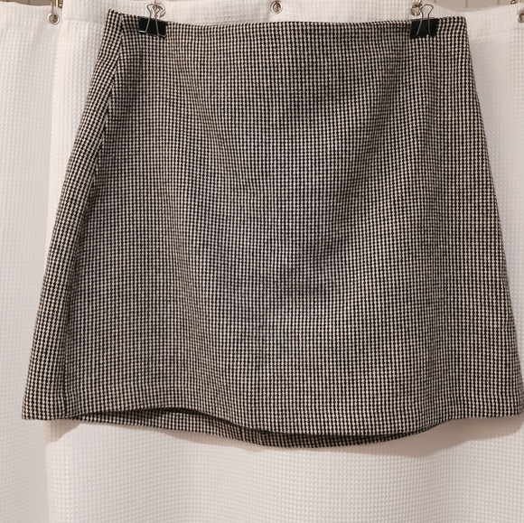 Banana Republic Dresses & Skirts - Banana Republic Black & White Houndstooth Skirt - NWT